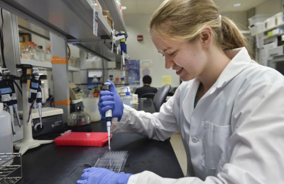 Esther Wisdom, undergraduate biochemistry and microbiology major